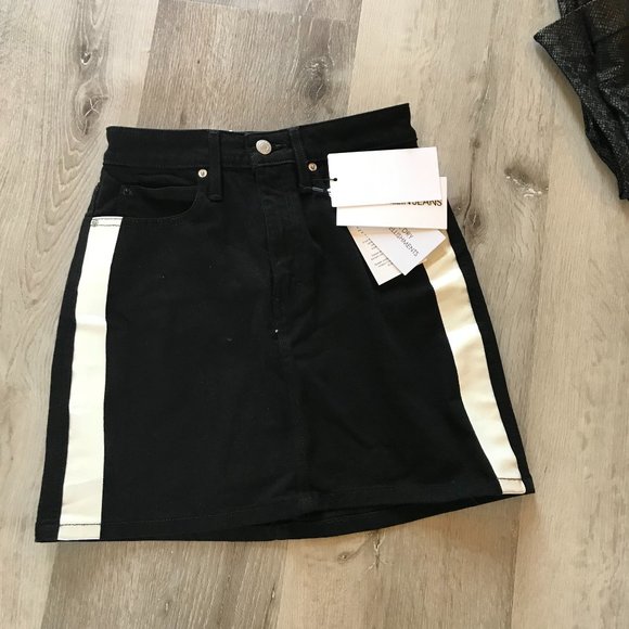 Calvin Klein Mini Skirt Brand New Size 28 waist - Picture 2 of 3